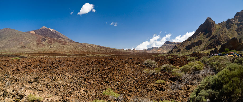 Paysage volcanique avec le mont Teide en arrière-plan à Tenerife sous un ciel dégagé.