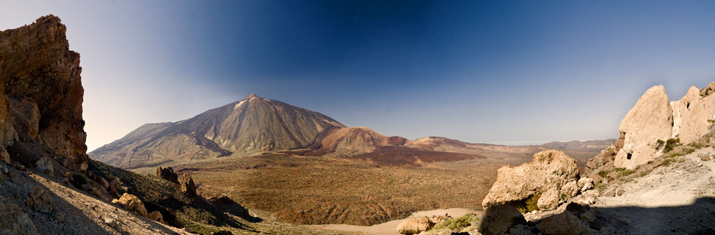 Paysage du mont Teide entouré de formations rocheuses sous un ciel dégagé à Tenerife.