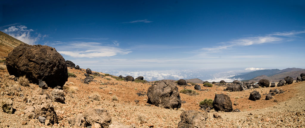 Paysage rocheux dans le parc national du Teide, à Tenerife, avec un ciel dégagé.