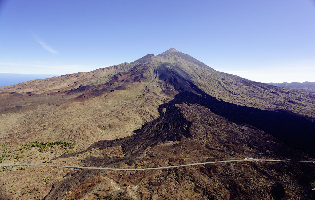 Le mont Teide à Tenerife, avec un ciel dégagé et une route au premier plan.