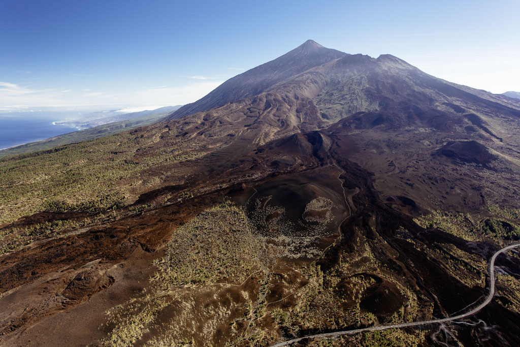 Le mont Teide vu depuis les airs, Tenerife, avec un paysage volcanique et une mer en arrière-plan.