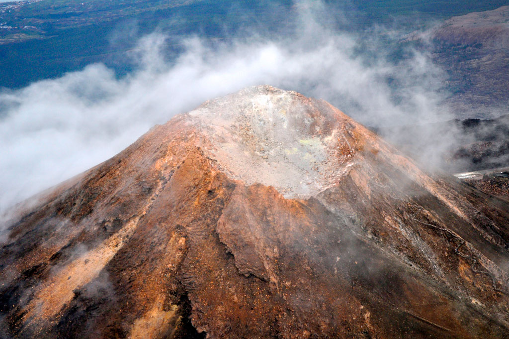 Au sommet du volcan Teide à Tenerife, enveloppé de nuages.