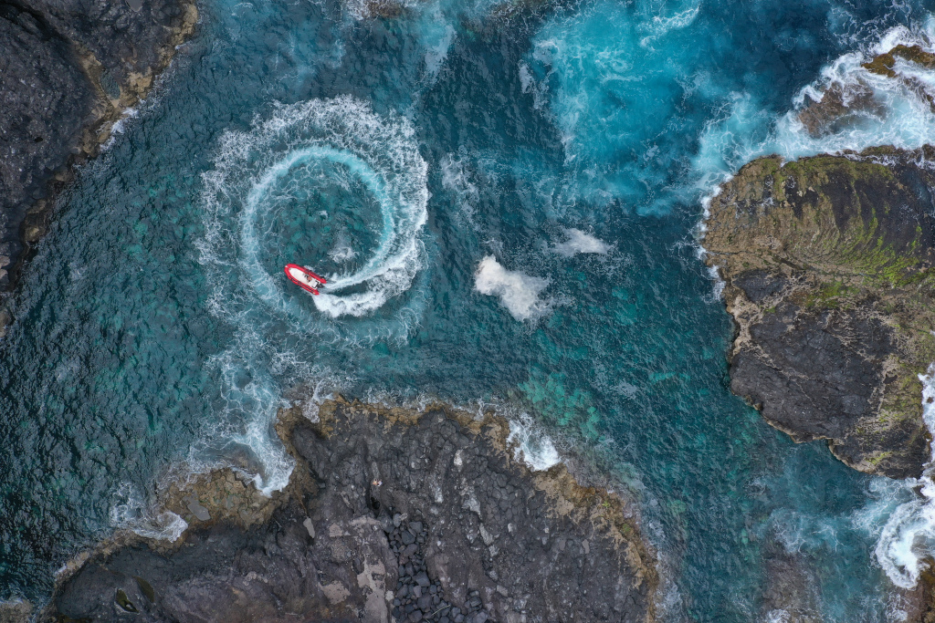 Des cercles de construction de bateaux rouges dans les eaux côtières de Tenerife.