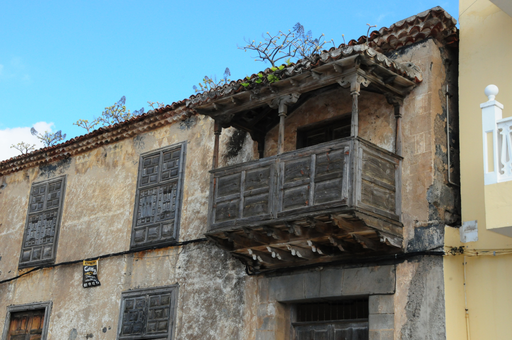 Ancienne façade avec balcon en bois à San Cristóbal de La Laguna, Tenerife.