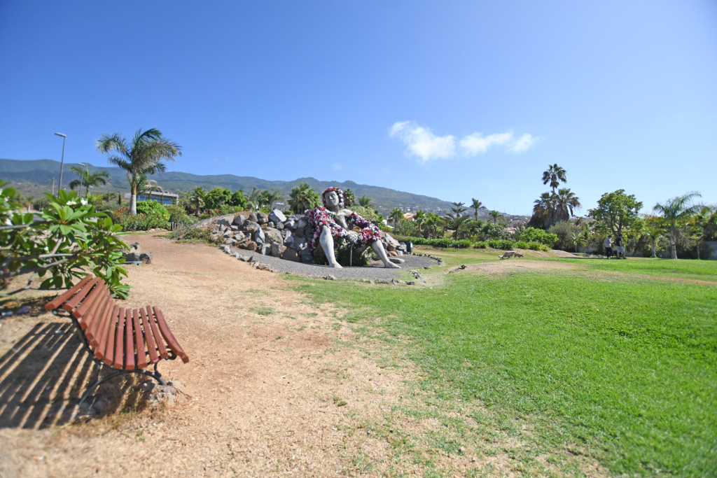 Banc et sculpture dans un parc à Puerto de la Cruz, Tenerife.