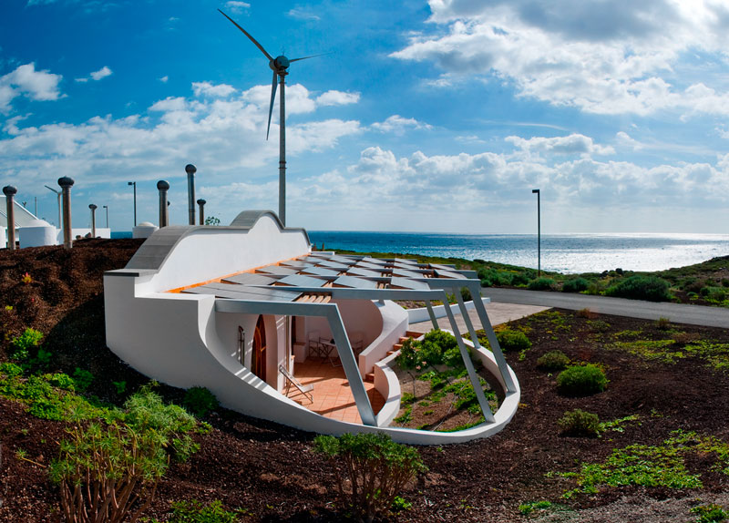 Bâtiment durable avec éolienne et vue sur la mer à Tenerife.