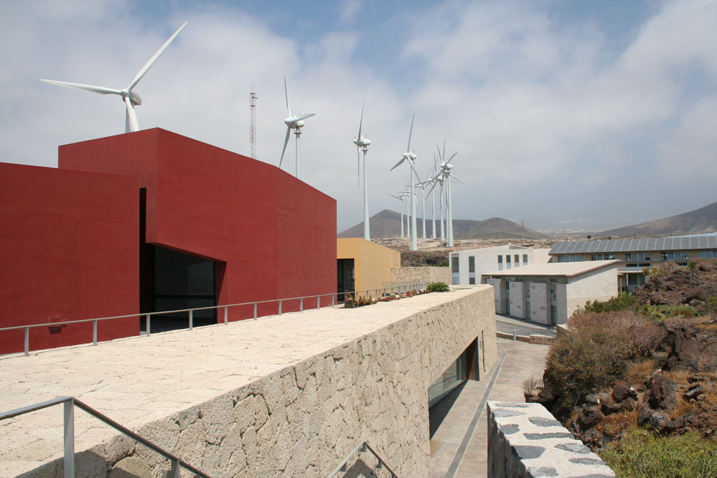 Des bâtiments modernes et des éoliennes dans un paysage de Tenerife.