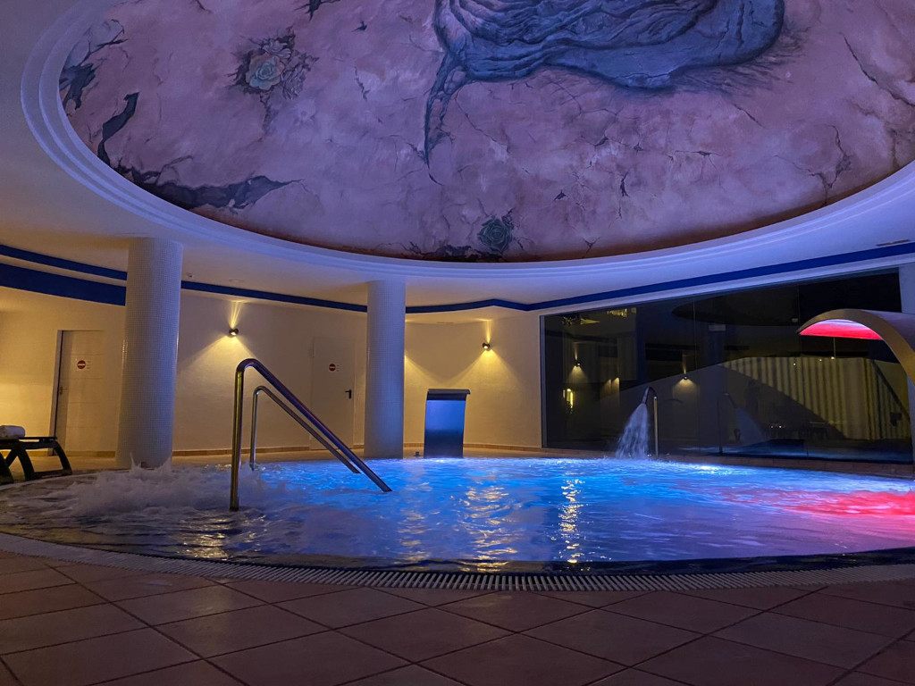 Piscine intérieure éclairée avec toit décoratif à Tenerife.