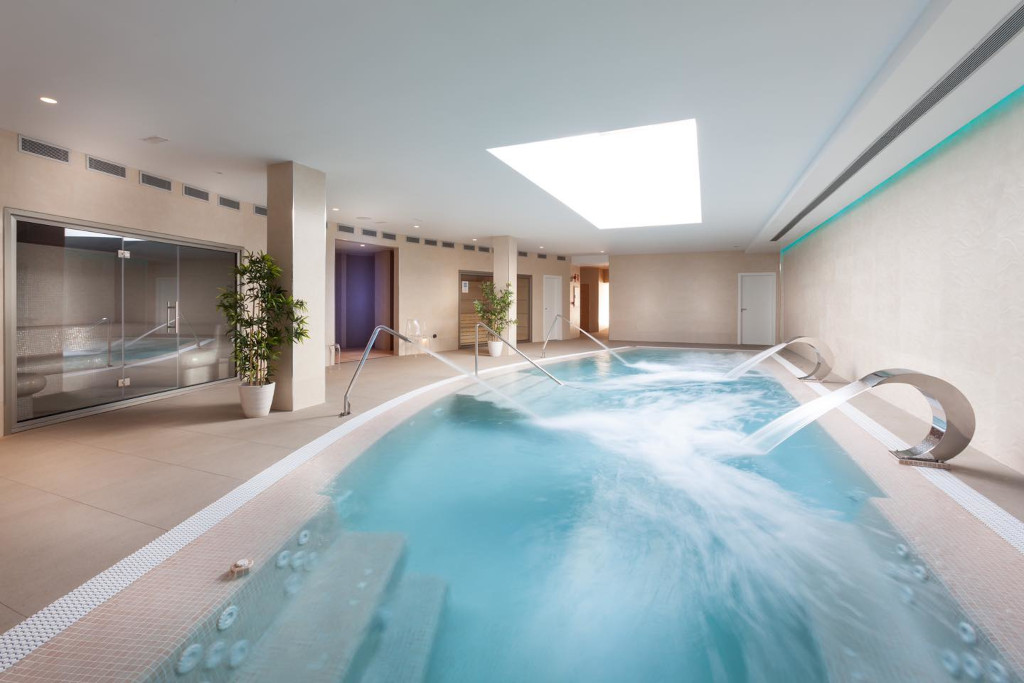 Piscine avec jets dans un spa intérieur à Tenerife.