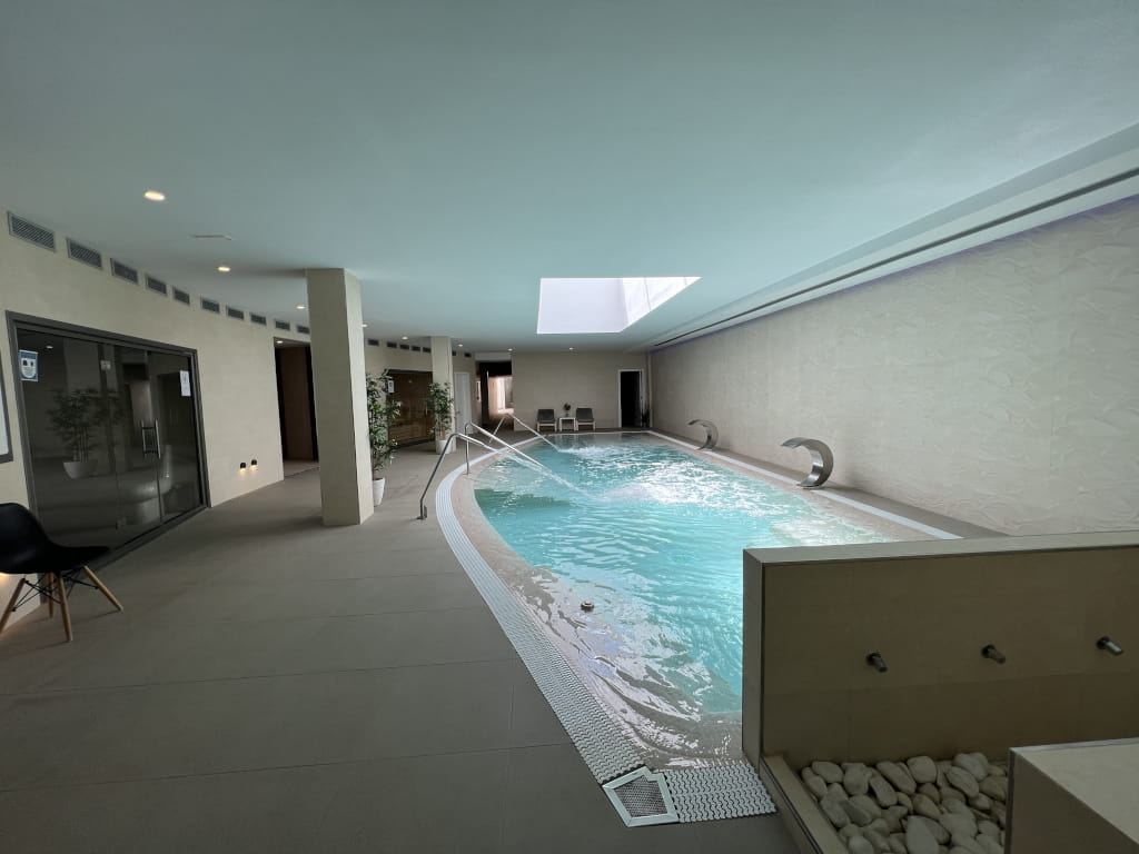 Piscine intérieure avec cascade dans un spa à Tenerife.