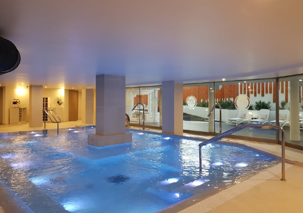 Piscine intérieure avec jets d’eau dans un spa à Tenerife.