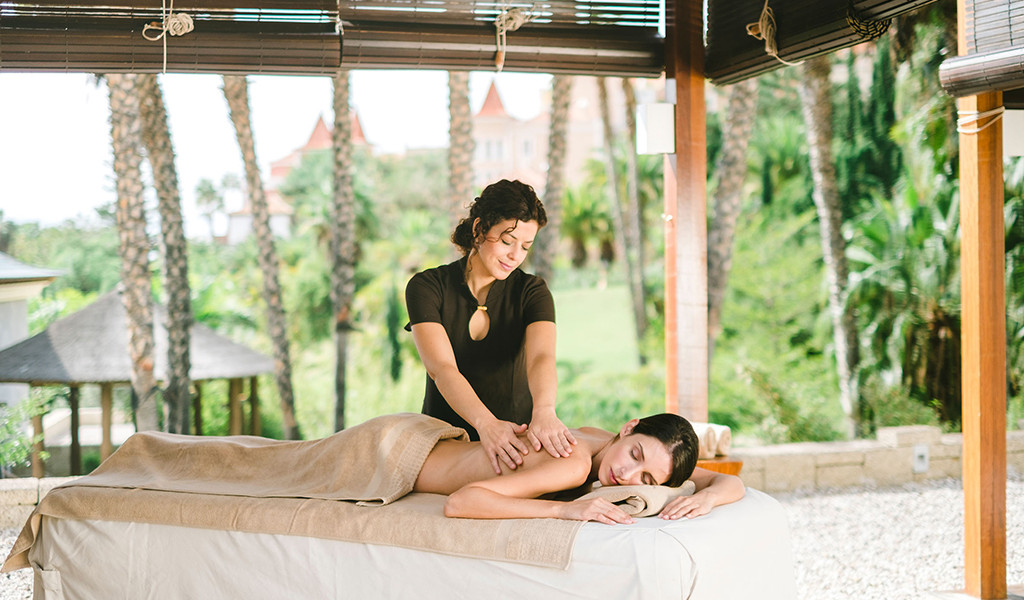 Masseuse pratiquant un massage dans un spa extérieur à Tenerife.