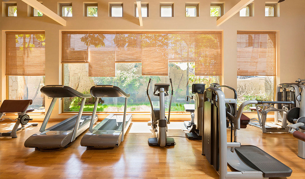 Salle de sport moderne avec tapis de course et machines de sport à Tenerife.