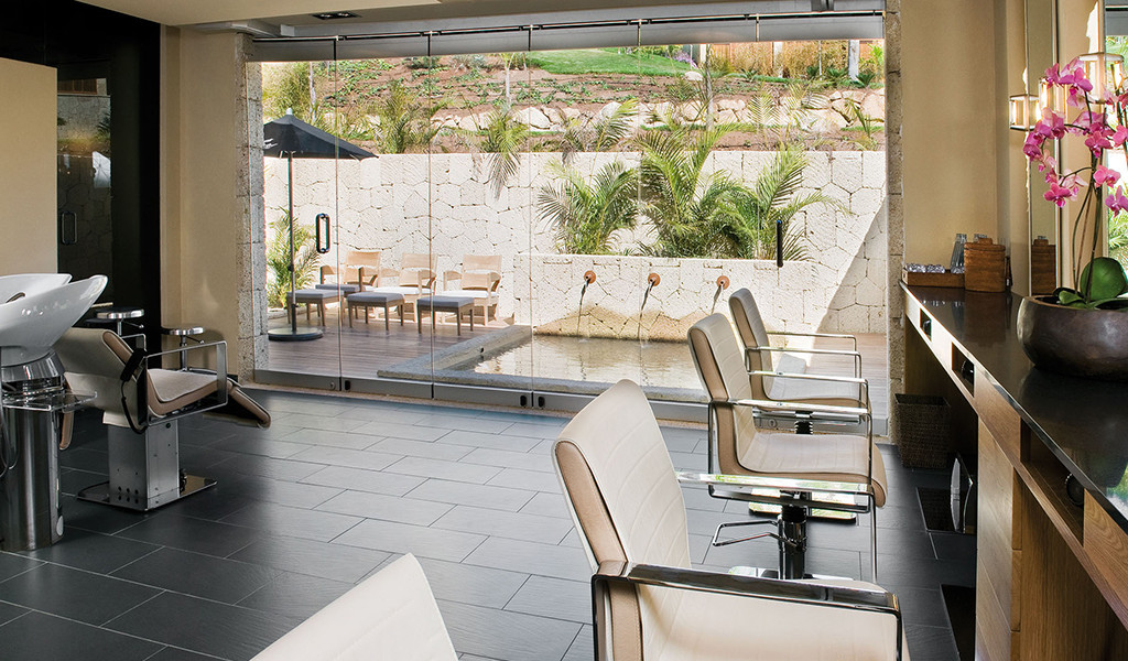 Salon de beauté à Tenerife donnant sur une terrasse extérieure avec des plantes.