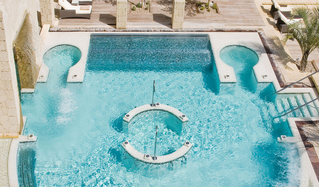Piscine avec cascades et zones circulaires dans un hôtel à Tenerife.