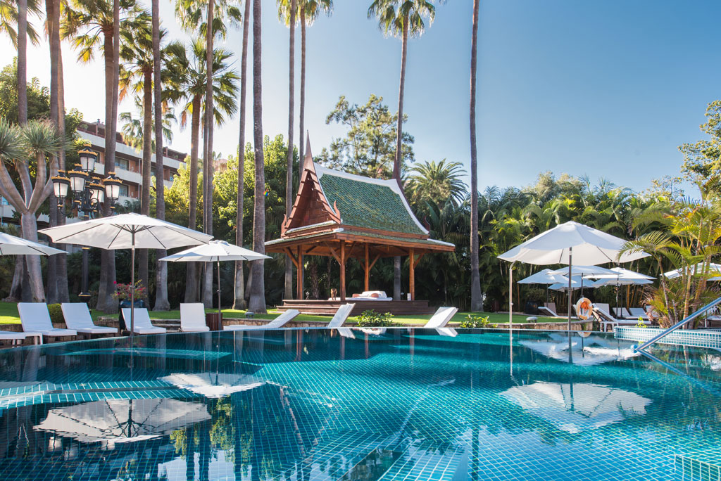 Piscine avec parasols et cabana de style oriental dans un hôtel à Tenerife.