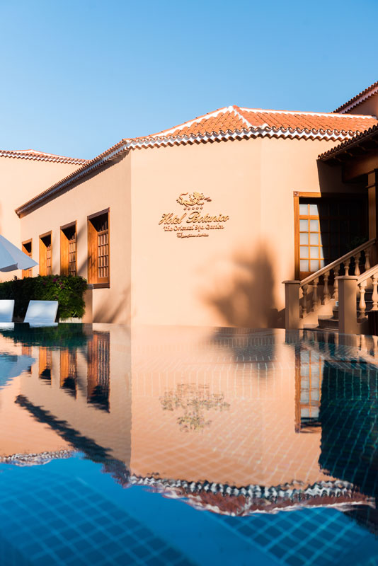 Bâtiment avec piscine reflétant la façade de l’Hôtel Botánico à Tenerife.