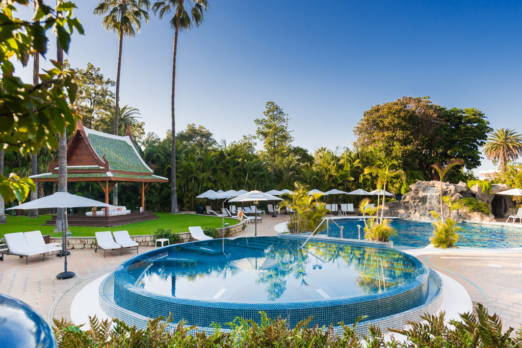 Piscine et cabane dans un cadre tropical à Tenerife.