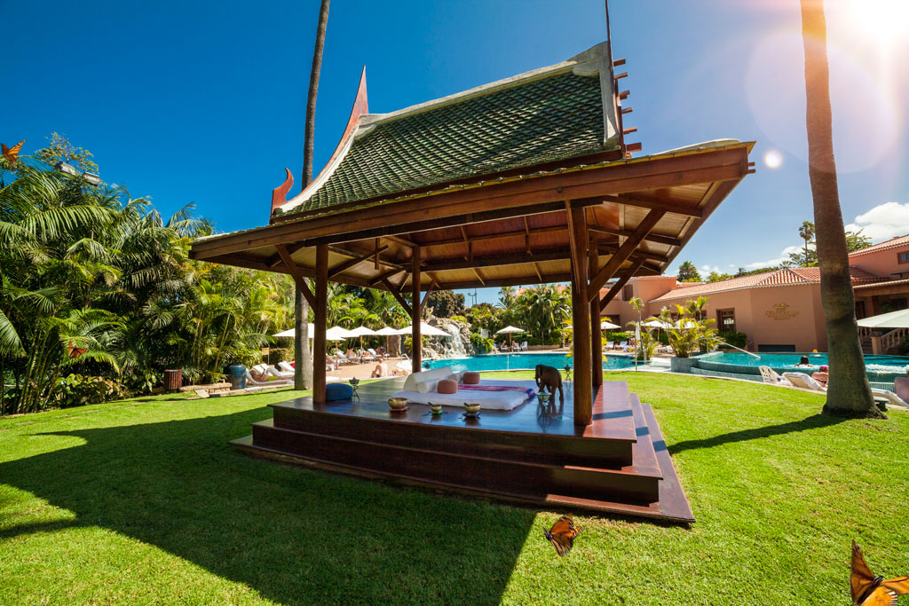 Pavillon en bois dans le jardin avec piscine à l’hôtel Tenerife.