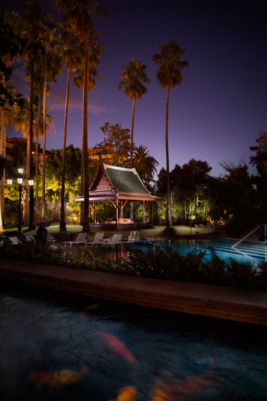 Pavillon thaïlandais illuminé dans le jardin nocturne de Puerto de la Cruz, Tenerife.