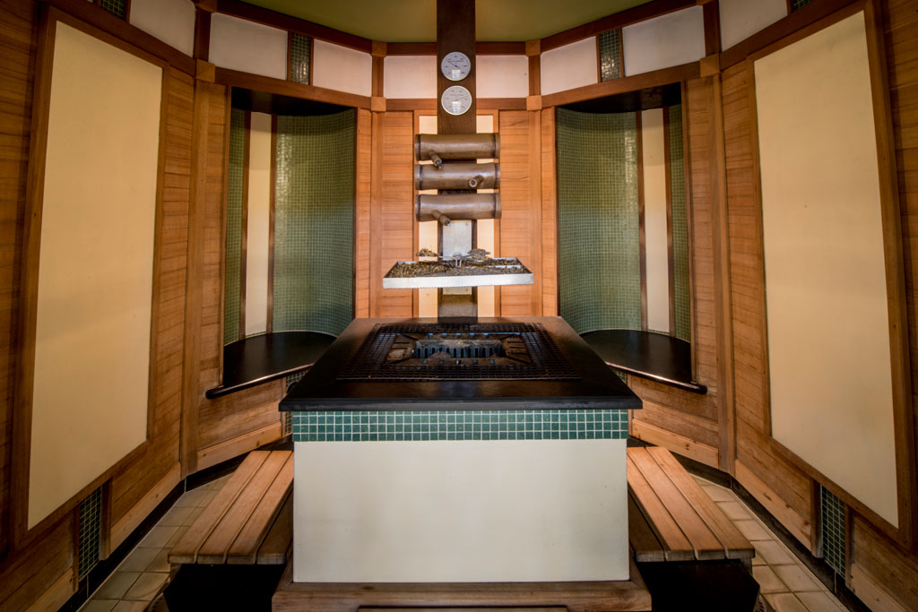 Sauna en bois traditionnel à Tenerife avec des thermomètres sur le mur.