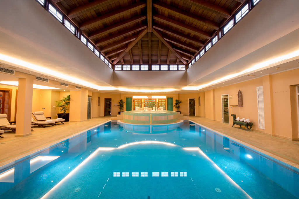 Piscine intérieure avec toit en bois dans le spa de Tenerife.