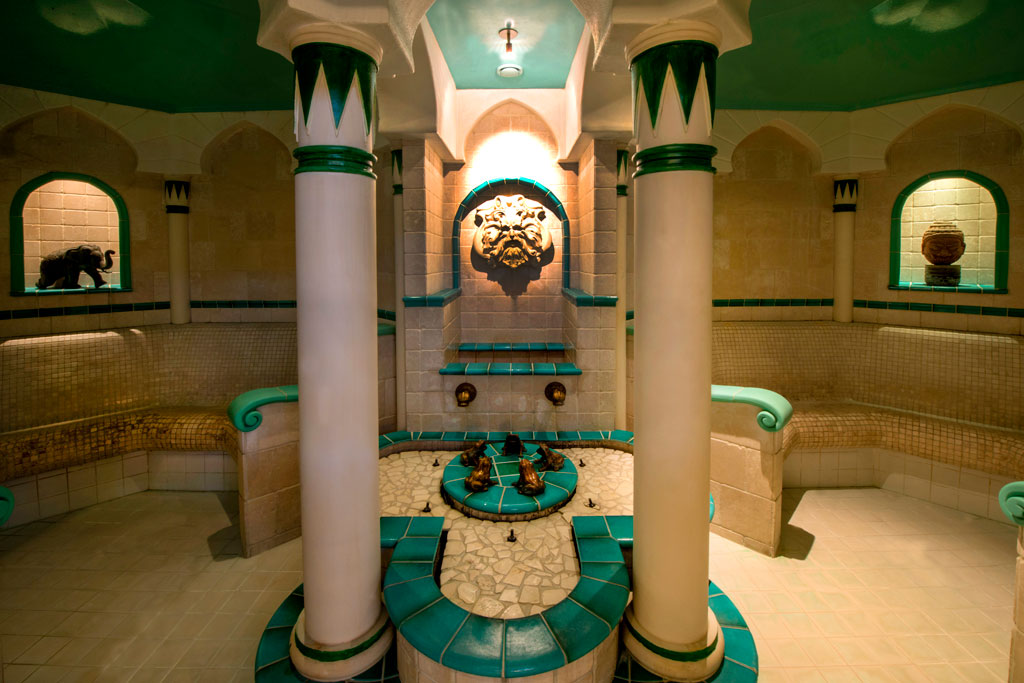 Salle de bain à thème avec colonnes et décorations d’animaux à Tenerife.